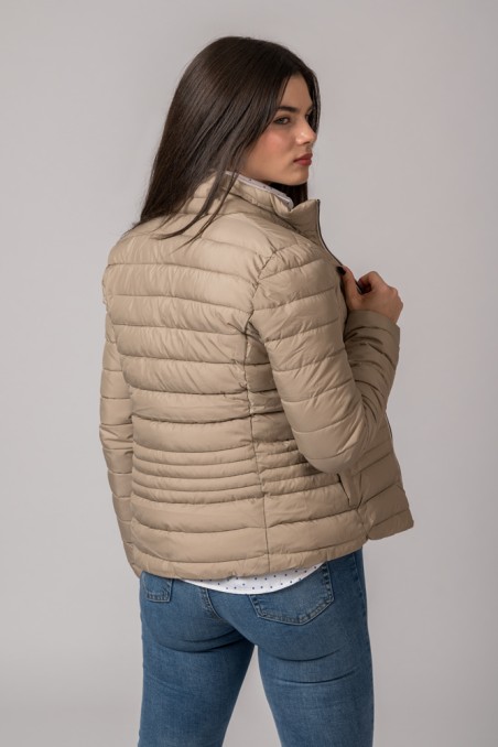 Casaco bege acolchoado com costuras horizontais, tecido liso