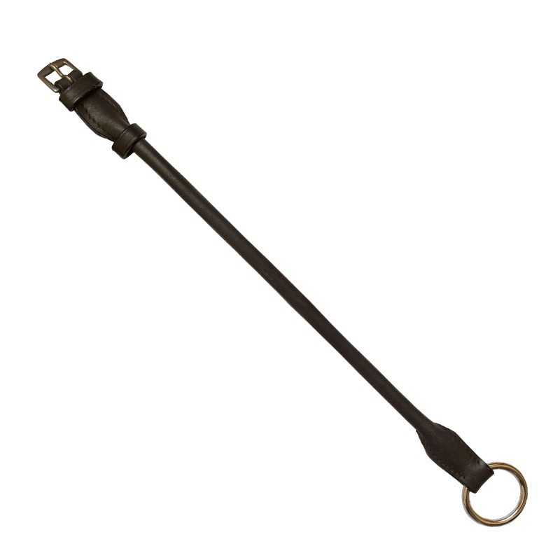 Correia de couro preta com fivela e argola metálica