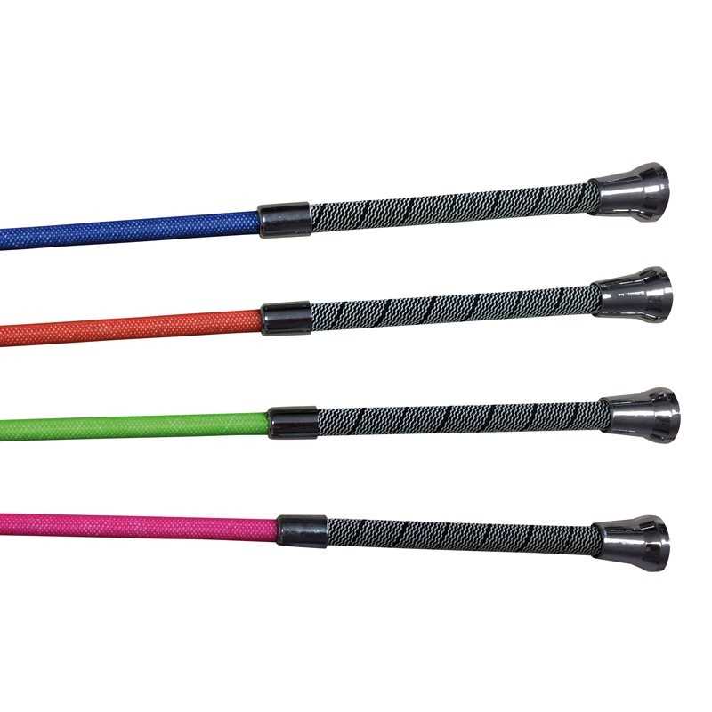 Quatro chicotes de argolas em cores variadas com punhos pretos e padrão riscado.