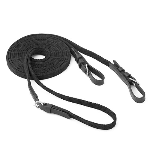 Correia preta trançada com detalhes em couro e fivelas metálicas prateadas