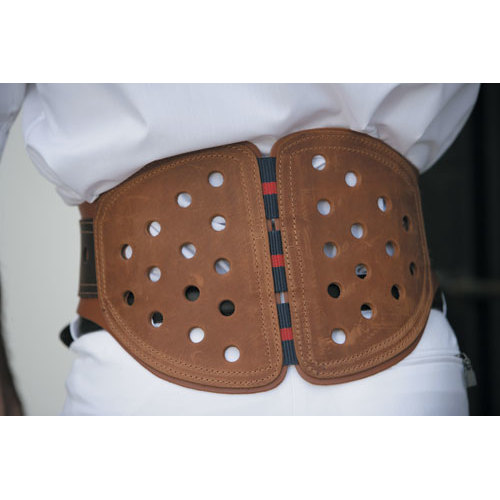 Cinto largo castanho em pele com furos redondos e fecho elástico colorido