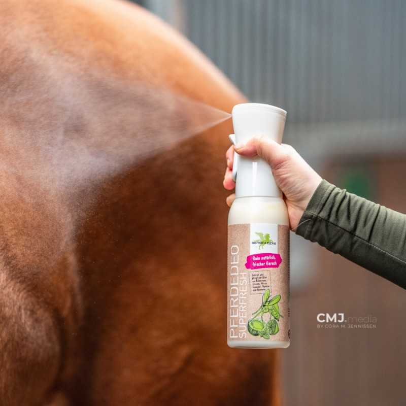 Spray branco a ser aplicado no pelo castanho de um animal