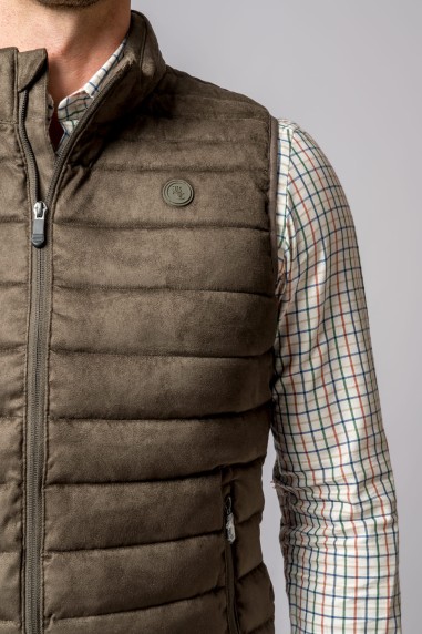 Colete acolchoado castanho sobre camisa quadrados multicoloridos