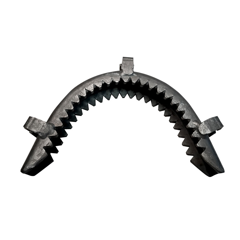 Engrenagem metálica semicircular com dentes triangulares e três rebites