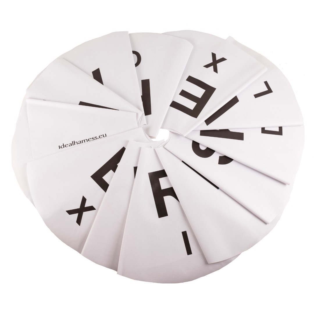 Cartões brancos com letras e números pretos dispostos em círculo