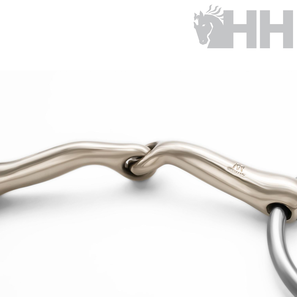 Peça metálica curvada com inscrição G.3 R sobre fundo branco e logótipo HH