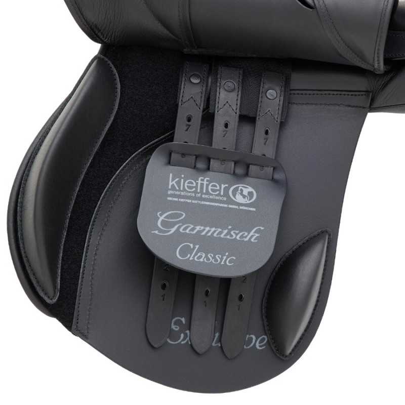 Detalhe de sela de equitação preta em couro com tiras e texto kieffer Garmisch Classic