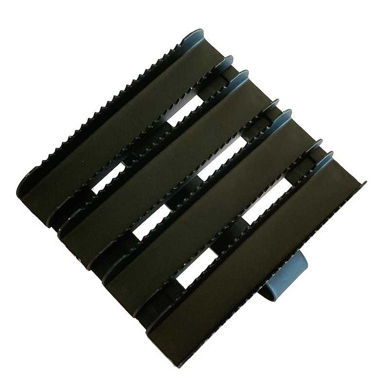 Tiras pretas e cinzentas claras intercaladas sobre fundo branco