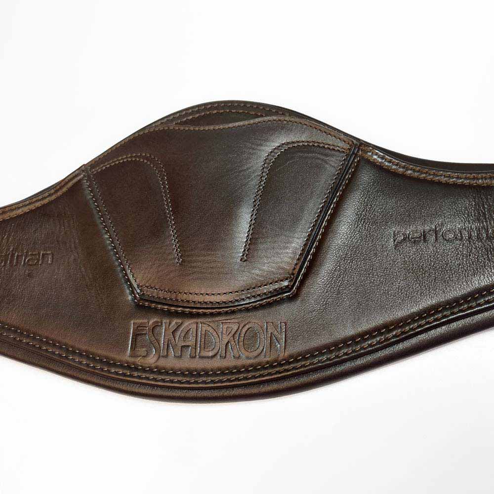 Cinta de couro castanho escuro com palavras gravadas
