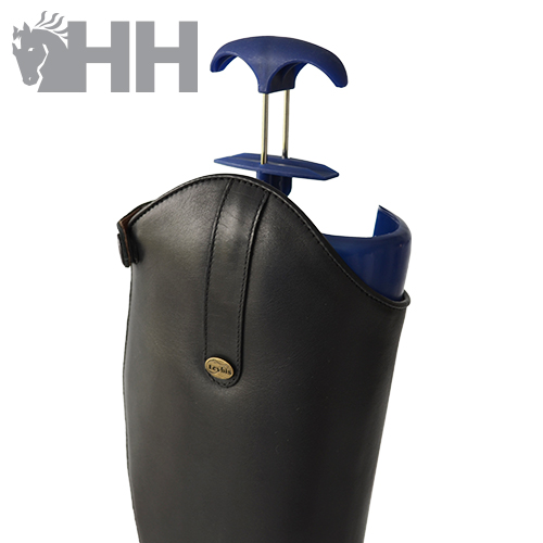 Bota preta de couro com suporte azul para calçar, em fundo branco com logo HH
