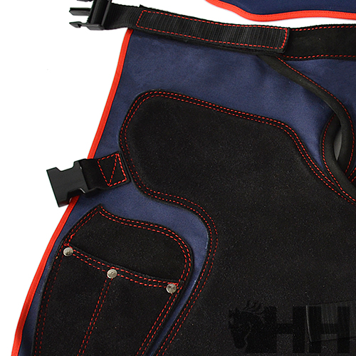 Avental azul e preto com bolsos e fechos de plástico