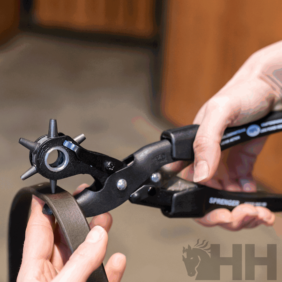 Ferramenta preta a perfurar correia castanha