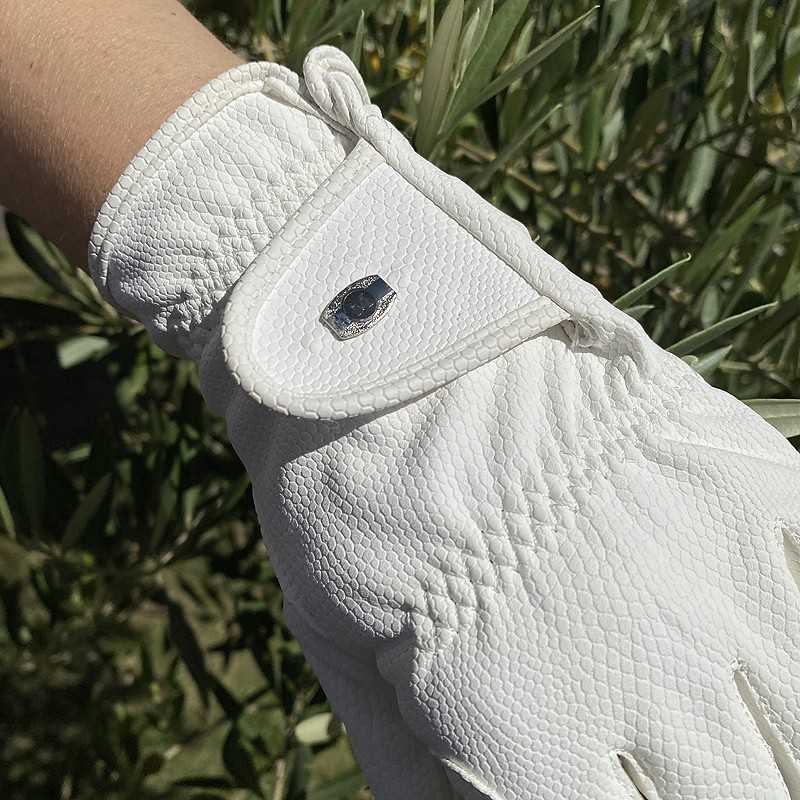 Luvas brancas texturizadas com botão metálico, usadas, fundo verde