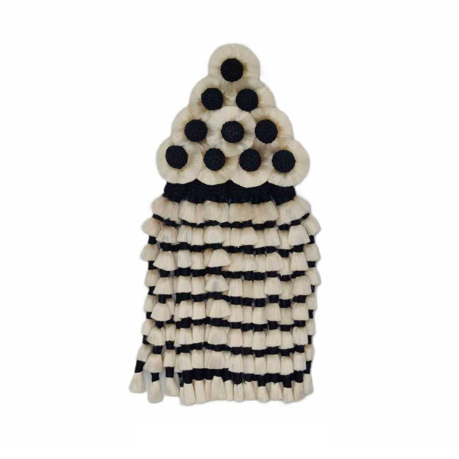 Tapeçaria decorativa em tecido branco e preto com padrão em camadas e círculos