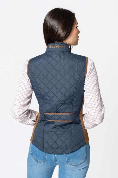 Colete azul acolchoado com detalhes castanhos e texto British Cotton no colarinho