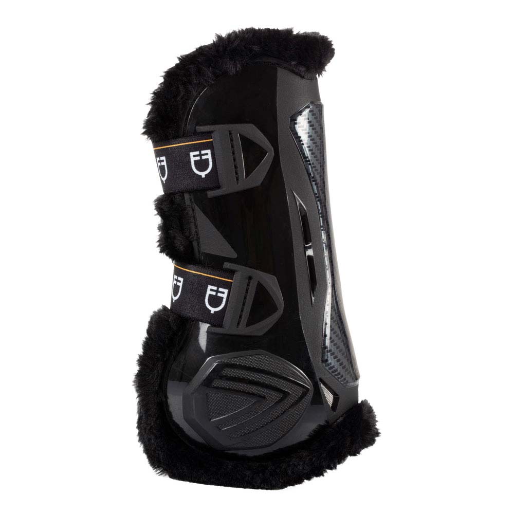 Proteção para pata de cavalo em plástico preto com revestimento de pelo e tiras com logotipo.