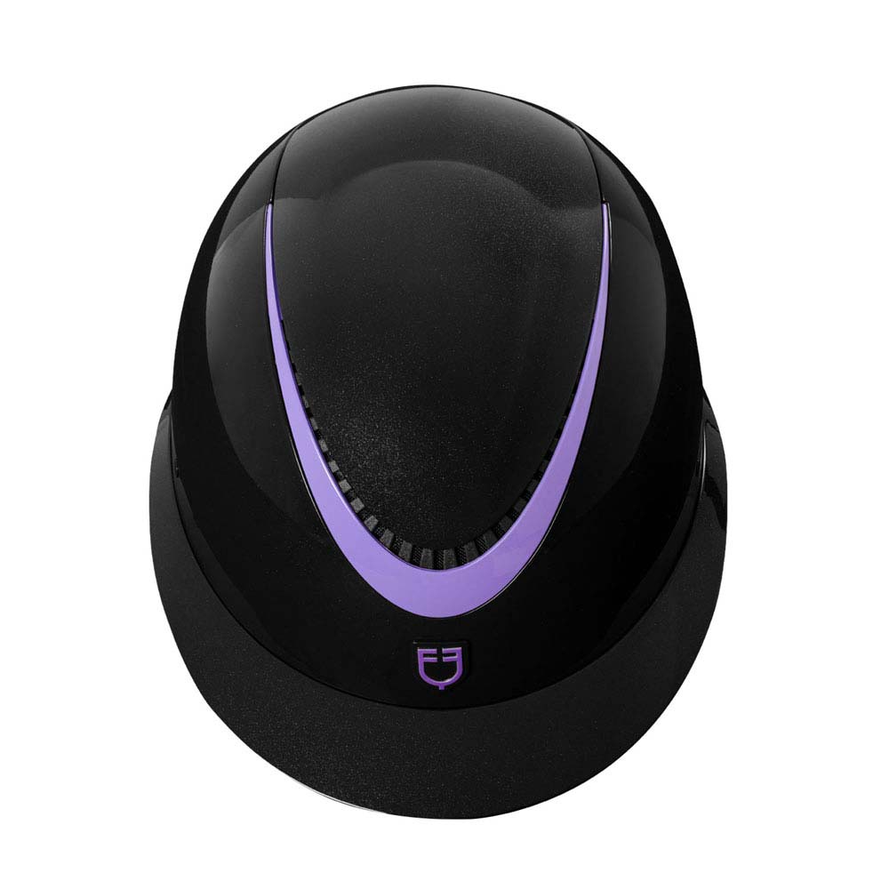 Capacete preto com detalhes roxos em forma de V