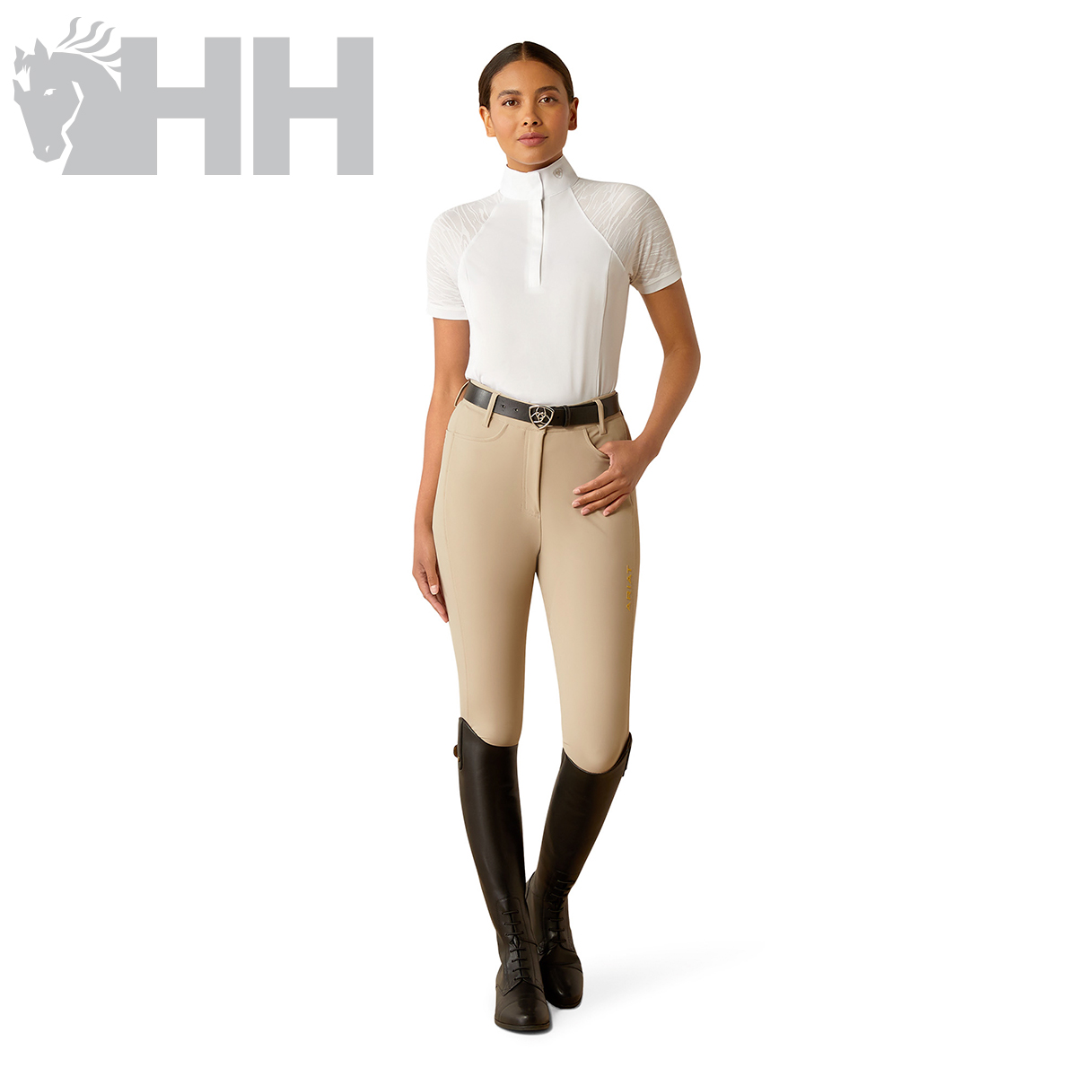 Pessoa com roupa de equitação branca e bege em fundo branco com logótipo cinzento HH