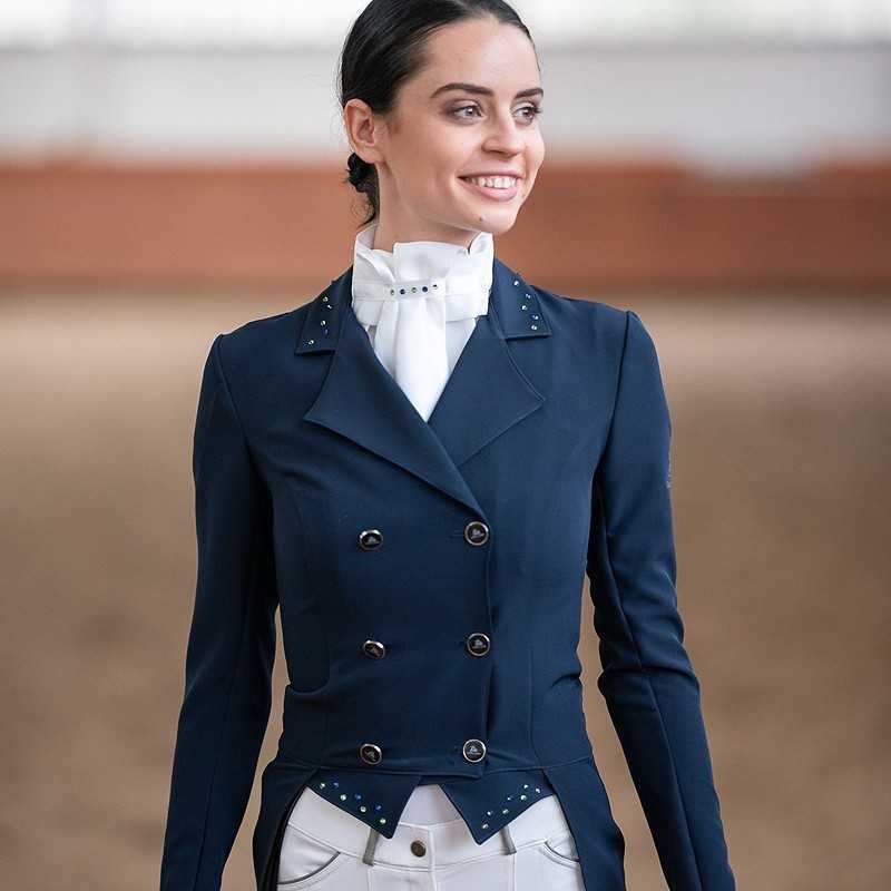 Mulher a usar casaco de competição equestre azul escuro com detalhes metálicos e camisa branca