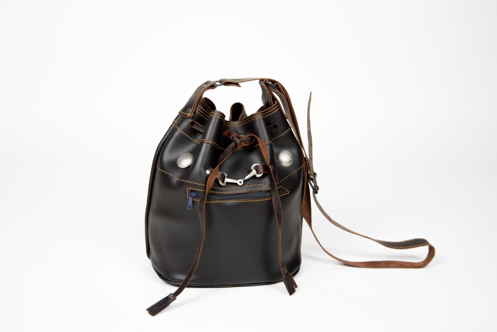 Mala saco preta em couro com detalhes castanhos e fecho de cordão