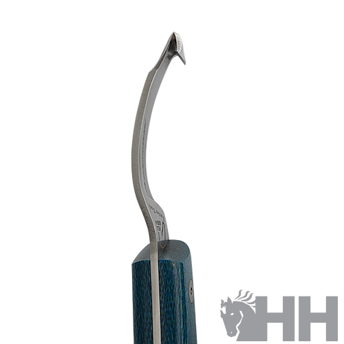 Ferramenta com lâmina curva e cabo azul sobre fundo branco