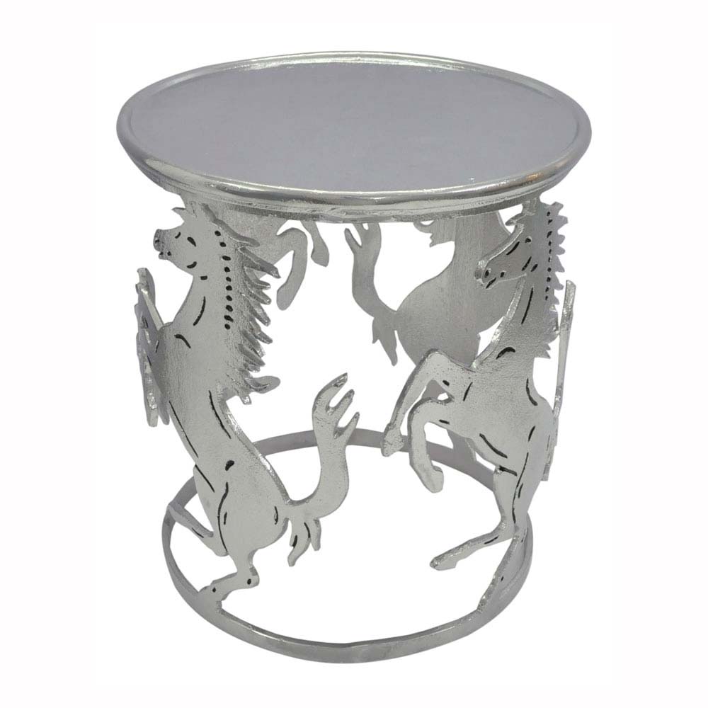 Mesa redonda metálica prateada com decoração de cavalos em relevo