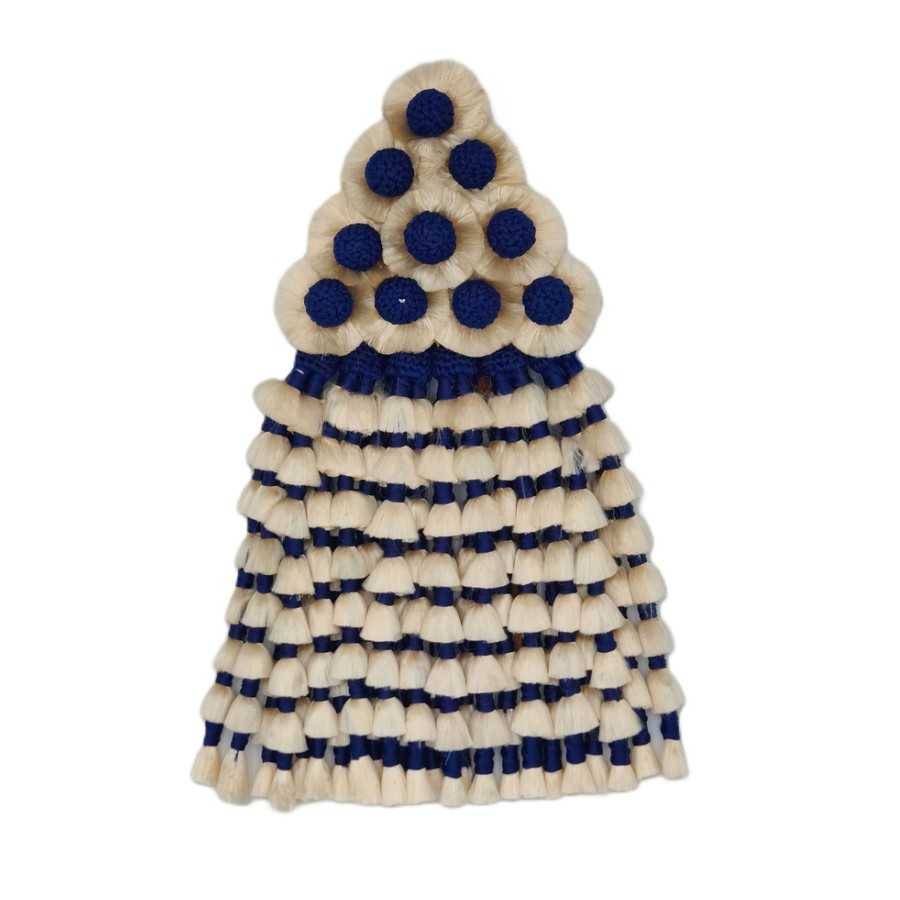 Produto artesanal com fios de algodão cru e azul-escuro trançados em padrão circular e franjas