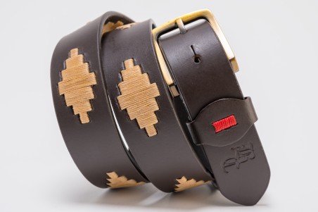 Cinto em pele castanho escuro com bordados bege geométricos e fivela metálica dourada