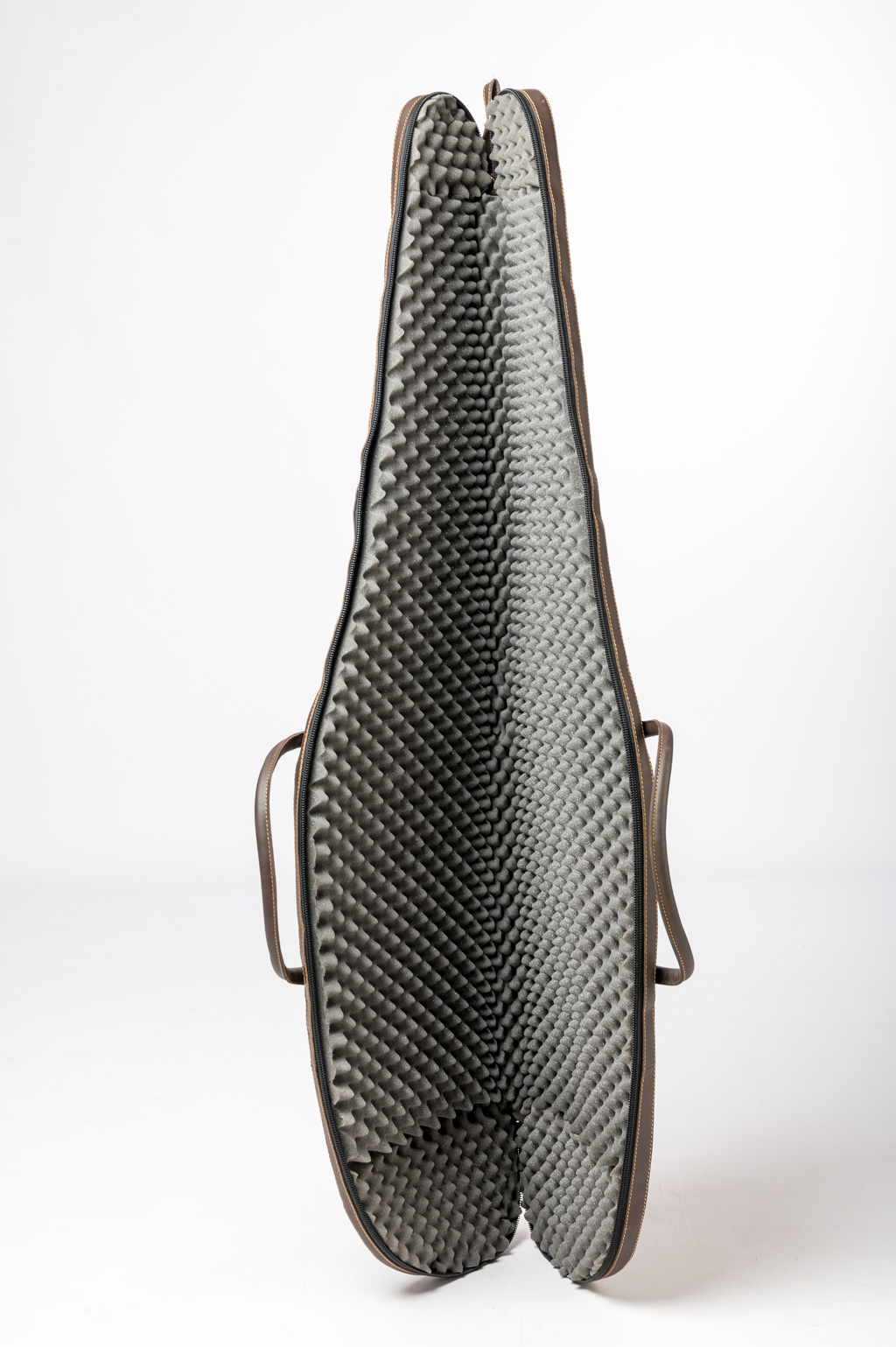 Estojo aberto para instrumento musical com interior cinzento em espuma texturizada