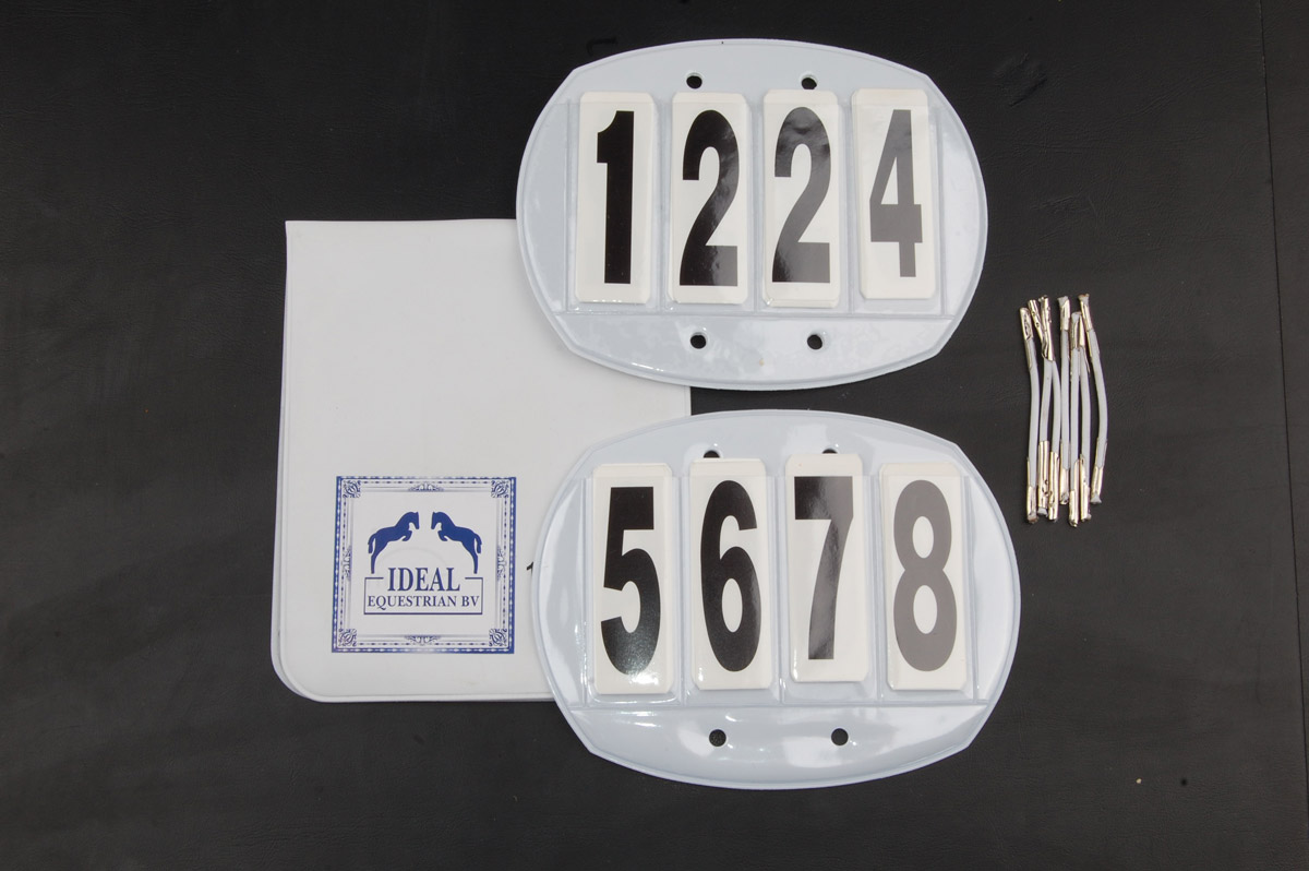 Placas numeradas, fios com ganchos e pano com logo IDEAL EQUITATION