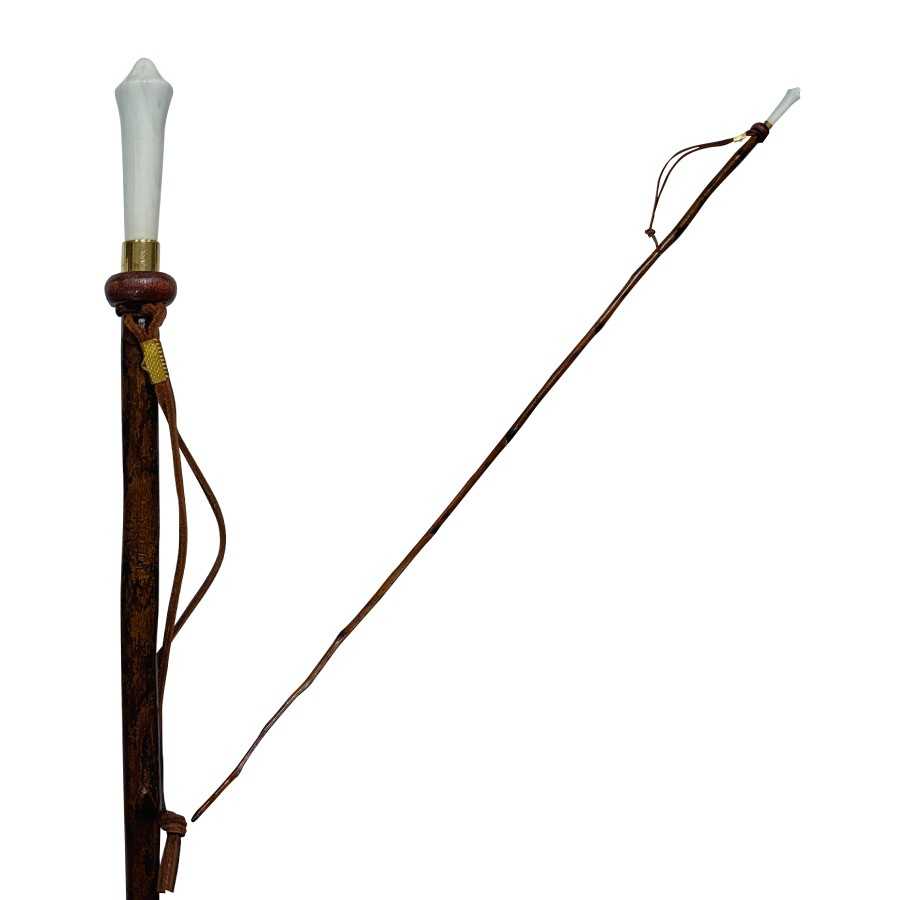 Pau de madeira com punho branco e corda castanha
