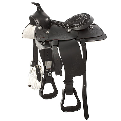 Sela preta de equitação em couro com corda branca pendurada.