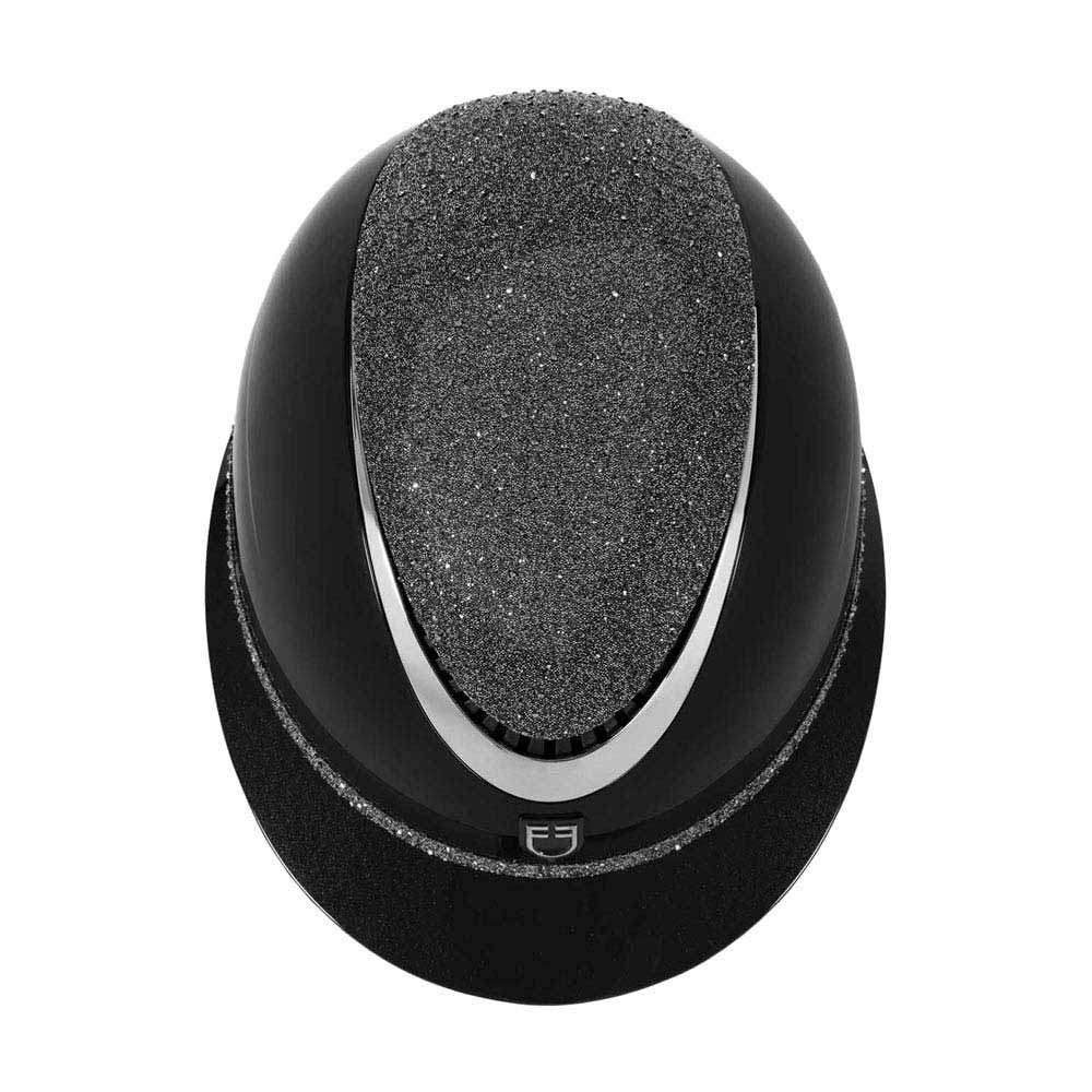 Chapéu preto elegante com textura brilhante e detalhe prateado