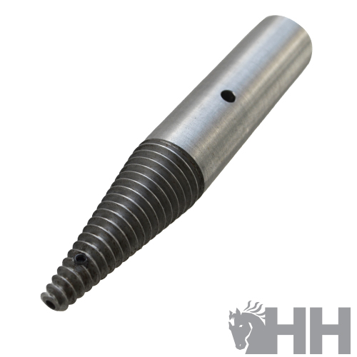 Ferramenta metálica cónica com filetes e furo transversal sobre fundo branco com logótipo HH