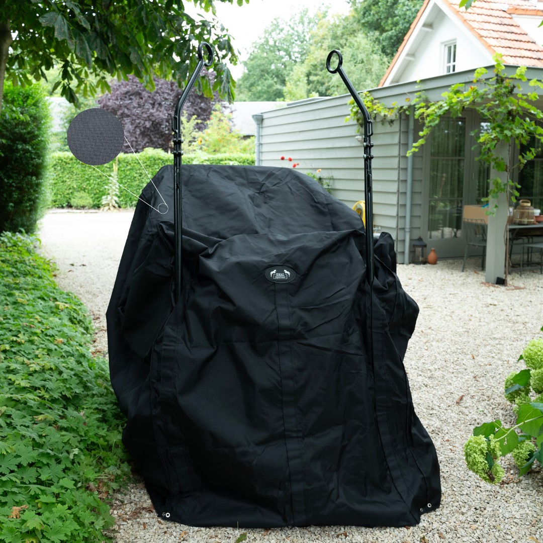 Capa preta para churrasqueira em jardim junto a casa
