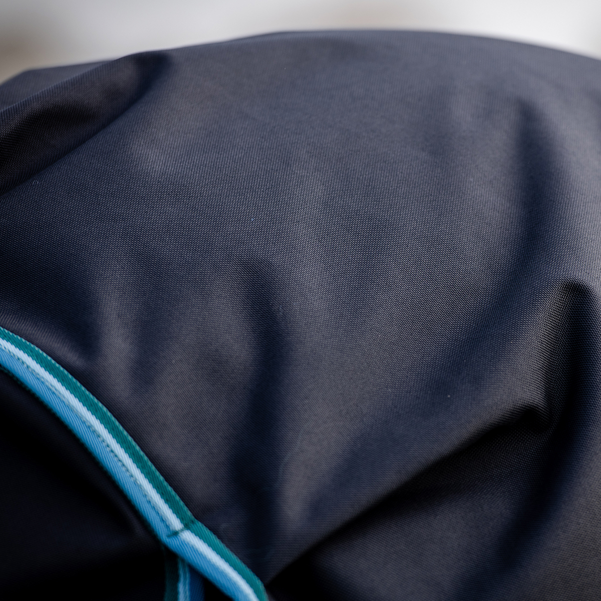 tecido preto com textura e remate azul
