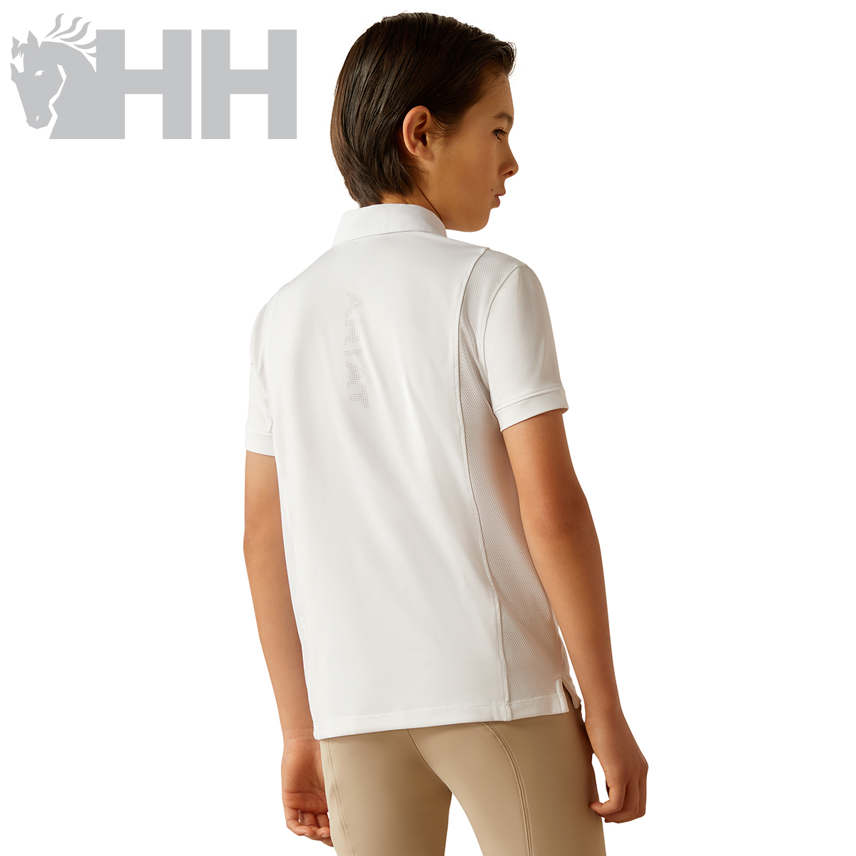 Polo branco de manga curta para mulher vista pelas costas