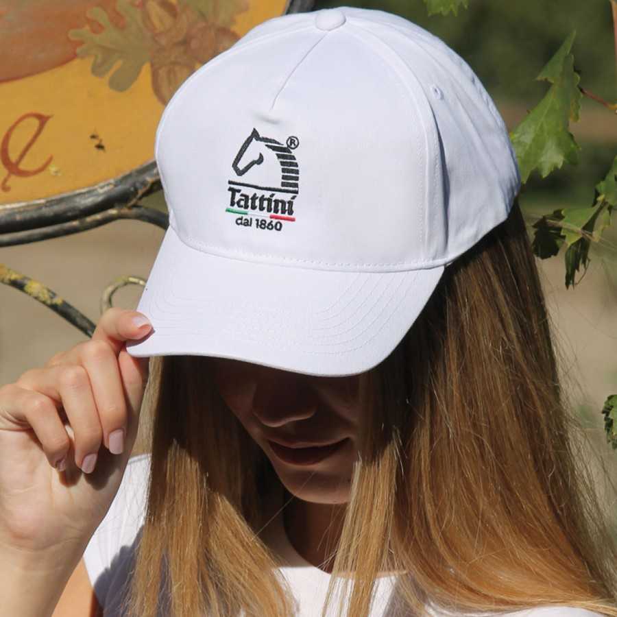 Boné branco com bordado Tattini dal 1860 usado por mulher.