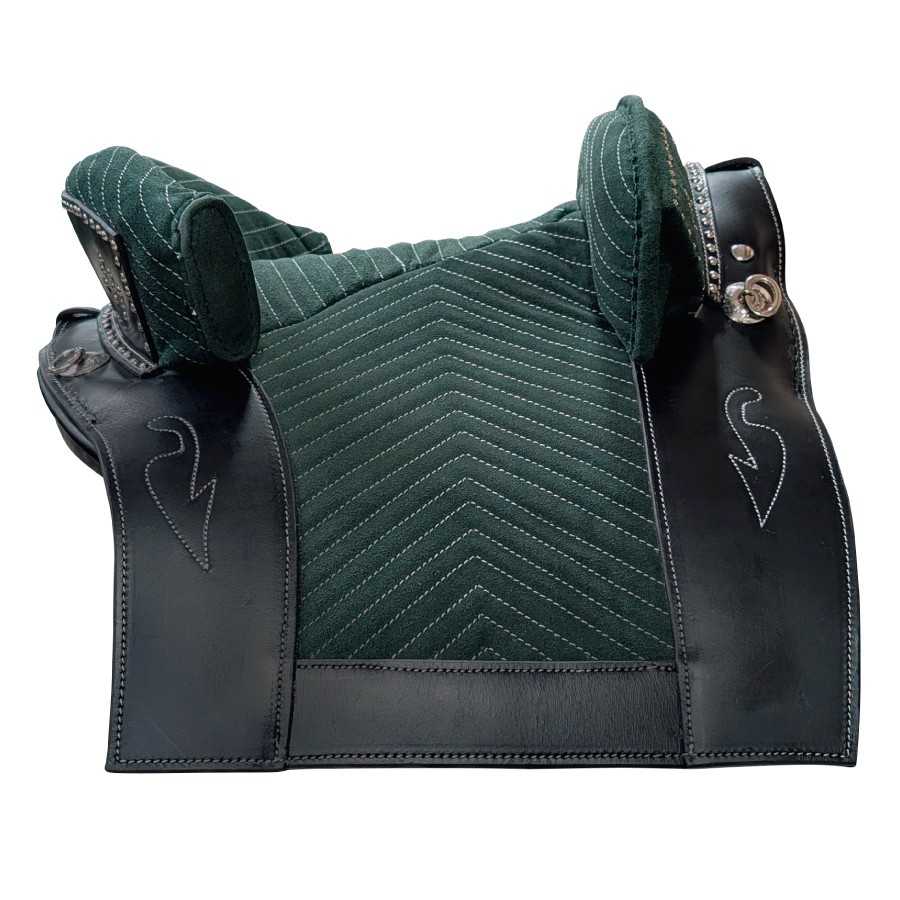 Sela de montar em couro preto com assento verde acolchoado.