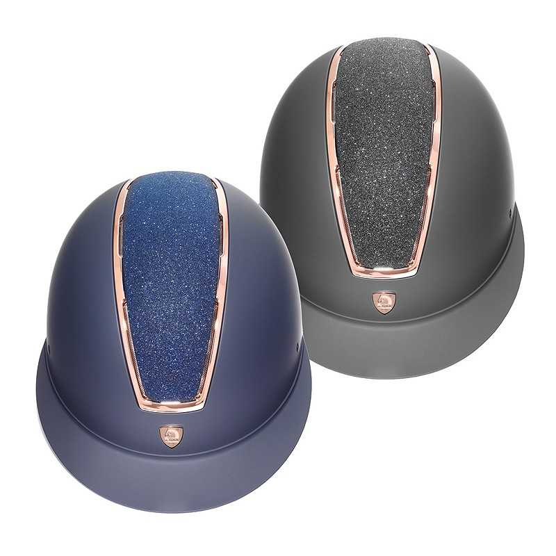 Dois capacetes de equitação azul e cinza escuro com detalhes metálicos.