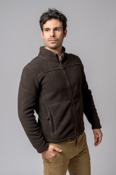 Homem a usar casaco polar castanho escuro com fecho de correr