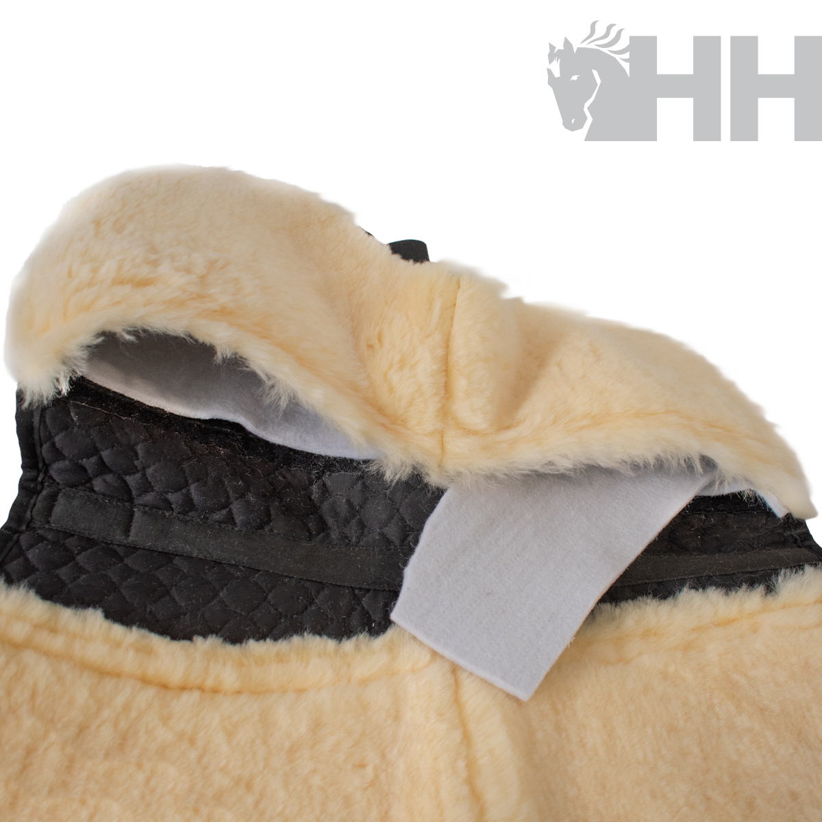 Protector de cavalo com interior amarelo claro peludo e exterior preto acolchoado com velcro branco