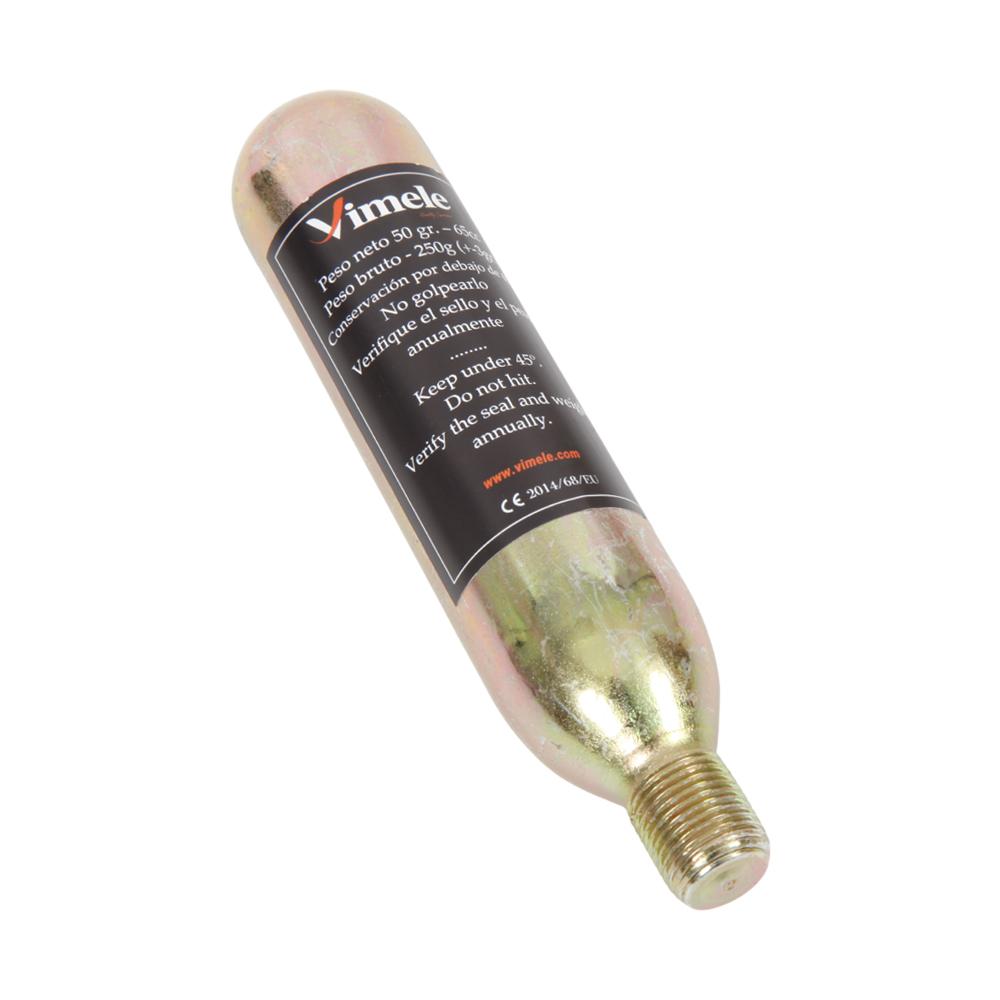 Cilindro metálico prateado com rótulo preto e texto em várias línguas