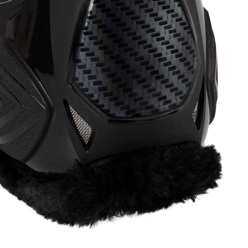 Equipamento ou acessório preto com padrão quadriculado e detalhe felpudo