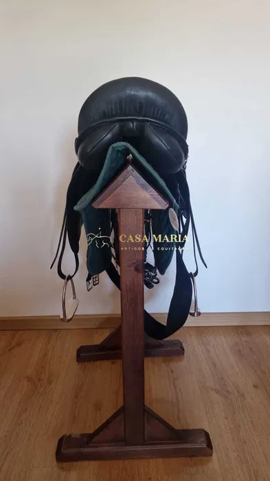 Sela de equitação preta montada em suporte de madeira