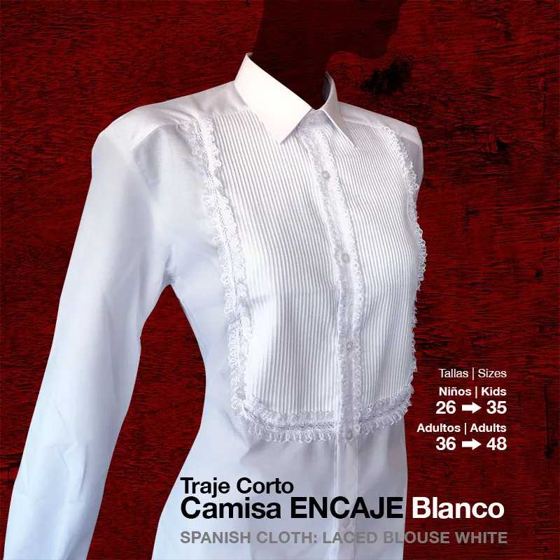 Camisa branca de renda com botões num manequim contra fundo vermelho.