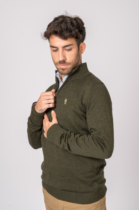 Camisola masculina de malha verde-oliva com gola alta e zíper