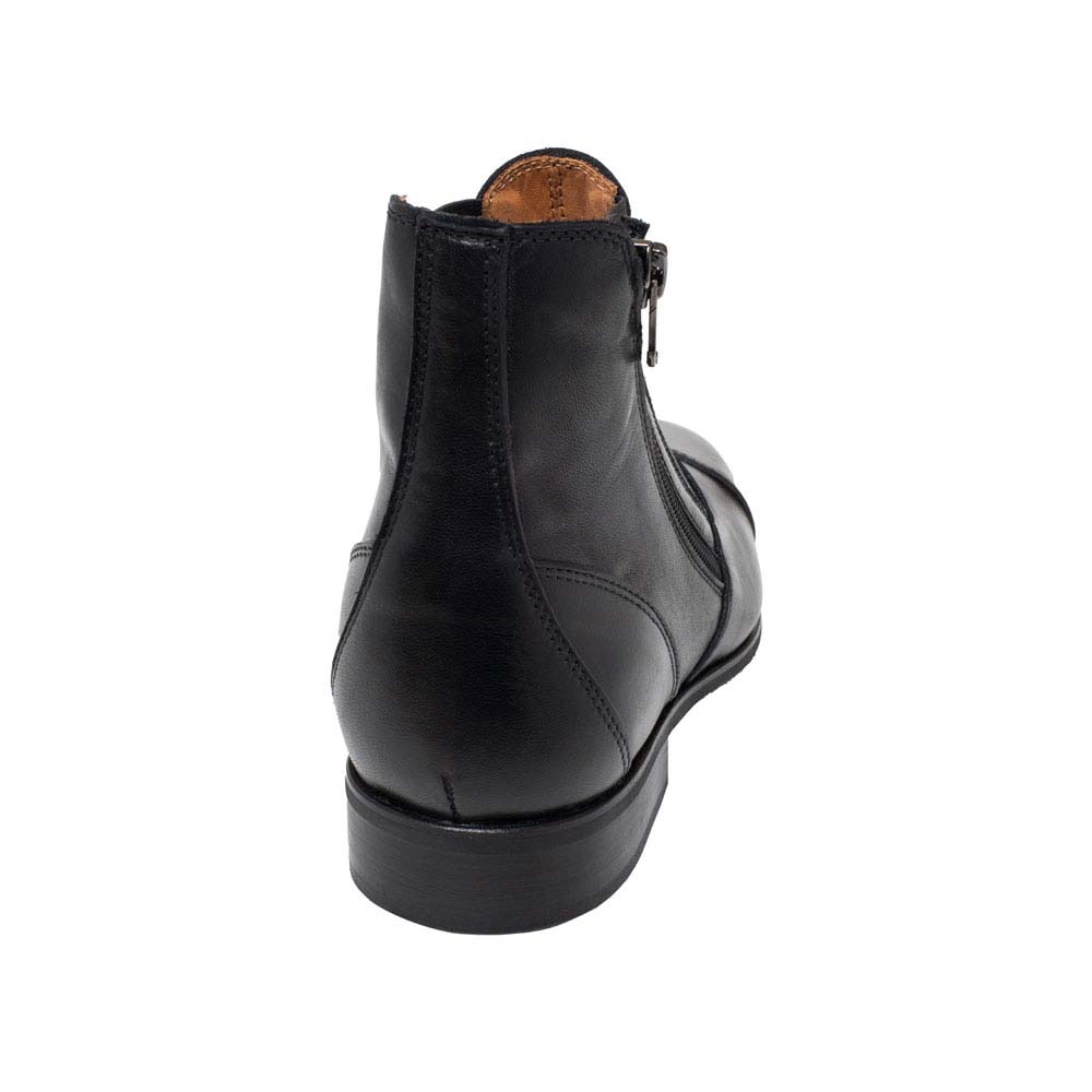 Bota em couro preto com fecho lateral