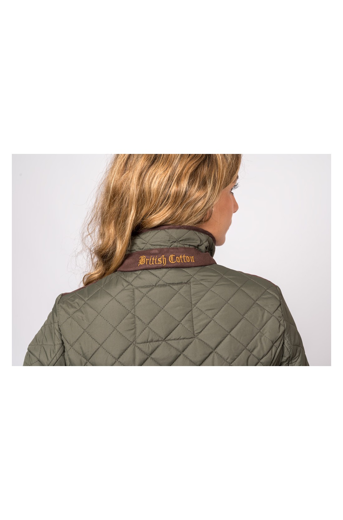 Casaco acolchoado verde-oliva com gola castanha e bordado British Cotton visto de costas