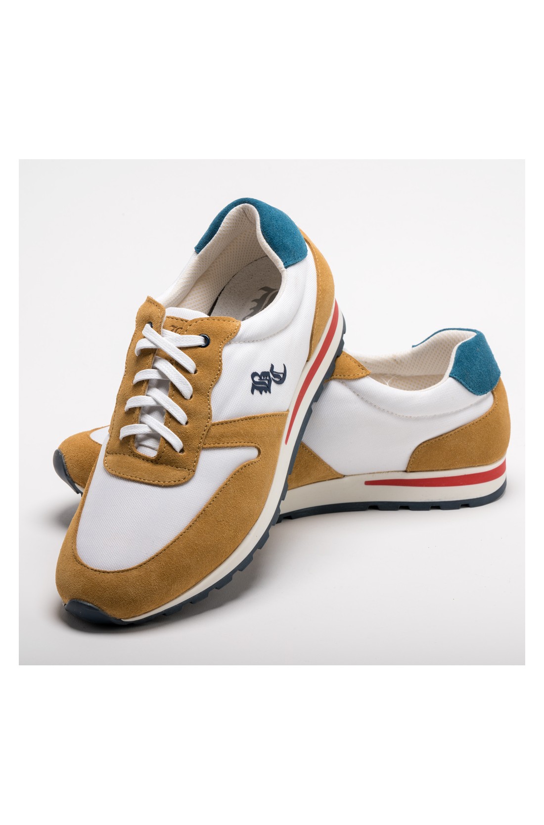 Ténis desportivos branco e amarelo com detalhes azuis e listra vermelha na sola